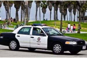 los angeles police officer helps homeless man