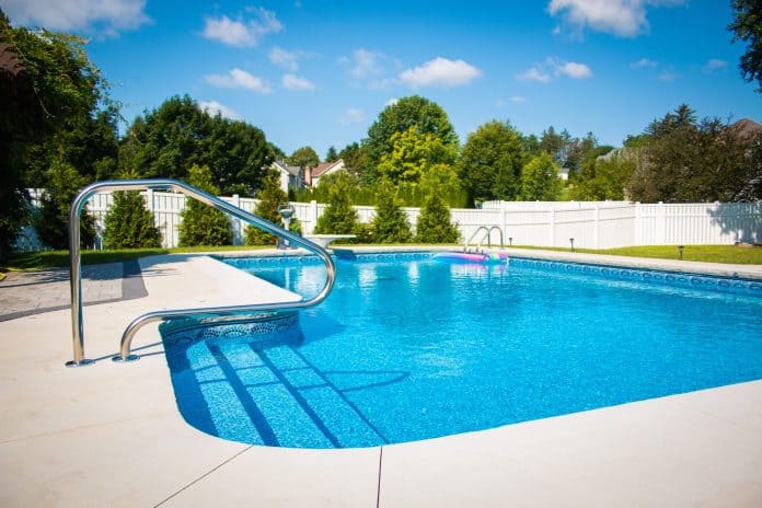 Allenton WI Homes with Swimming Pool For Sale